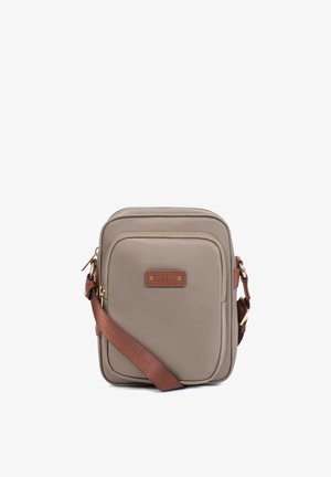 Petit sac bandoulière taupe compact avec poche zippée à l'avant, sangle marron ajustable et petit patch logo rectangulaire en cuir.