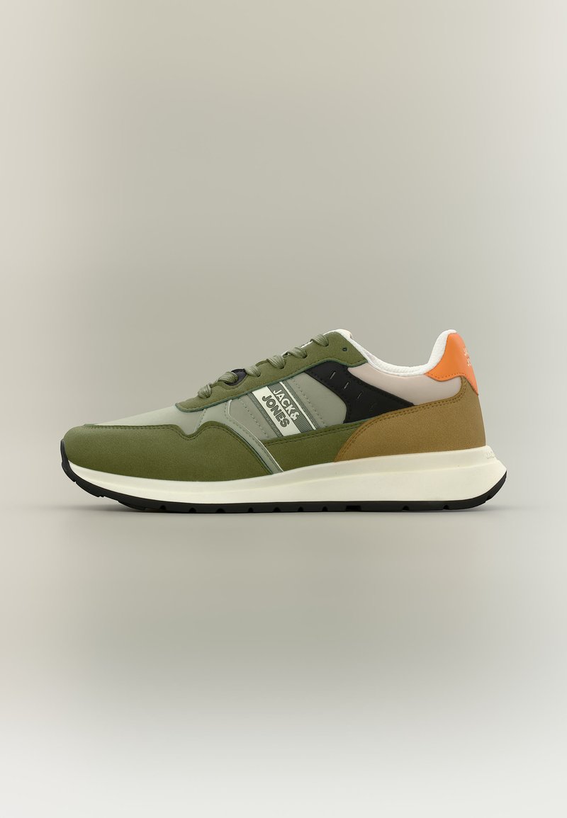 Baskets basses en vert, marron, noir et orange avec semelle blanche, marquées "Jack & Jones" sur le panneau latéral, sur fond neutre.