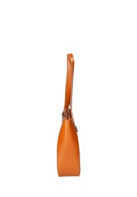 Borsa a spalla in pelle color tan con forma affusolata, texture liscia e una lunga tracolla sottile. Chiusura con zip e minimi dettagli in metallo.