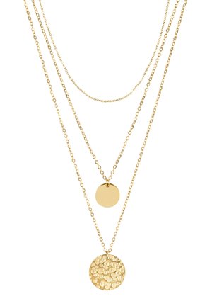 Collar en tono dorado con tres cadenas en capas. Presenta un colgante redondo liso y un colgante circular con acabado martillado.