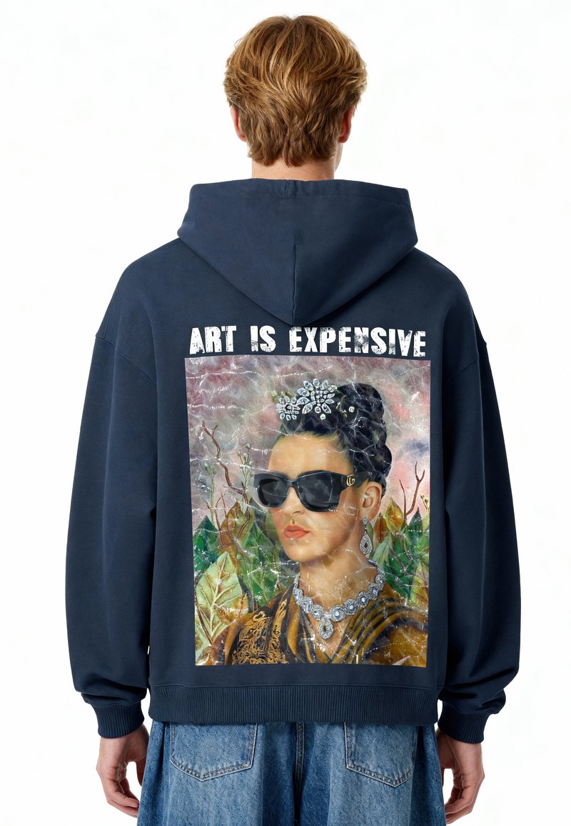 Felpa con cappuccio blu navy con una grande stampa artistica sul retro, che raffigura una donna con occhiali da sole, adornata con gioielli e uno sfondo floreale.