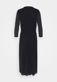 Robe noire à manches longues avec ceinture à la taille, longueur midi, et ourlet droit, vue de dos sur un fond uni.