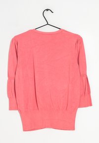 Korallrosa tröja, lätt material, rundad halsringning, trekvartslånga ärmar med rynkdetaljer, ribbat avslut nedtill.