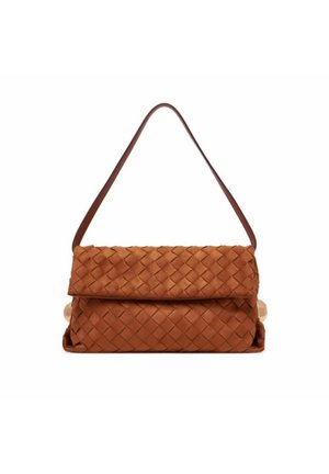 Borsa a tracolla in pelle intrecciata marrone con patta pieghevole e una singola tracolla sottile su sfondo bianco.