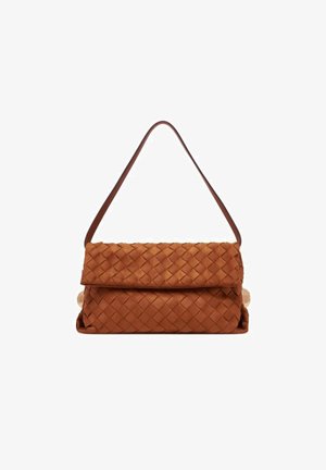 Borsa a tracolla in pelle intrecciata marrone con patta pieghevole e una singola tracolla sottile su sfondo bianco.