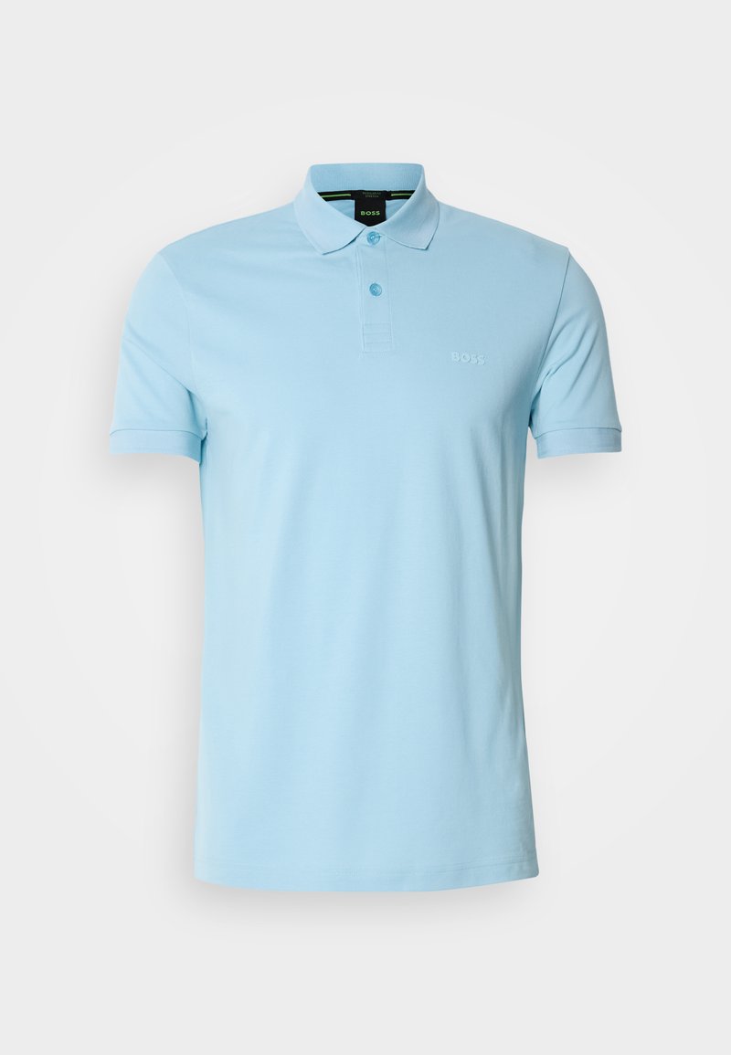 Lichtblauwe poloshirt van katoen. Beschikt over een knoopsluiting met twee knopen, korte mouwen en een subtiel logo op de borst. Gladde textuur.
