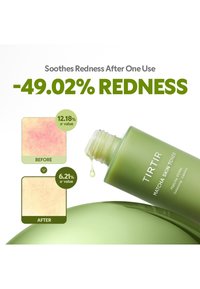 Flasche TirTir Matcha Skin Toner, die ausgegossen wird, mit Vorher-Nachher-Vergleich der Hautrötung, der eine Reduzierung der Rötung um 49,02 % nach nur einer Anwendung zeigt.