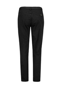 Zwarte broek met een gladde textuur, slim fit, elastische tailleband en twee achterzakken. Geen zichtbare branding of patronen. Schone, minimalistische uitstraling.