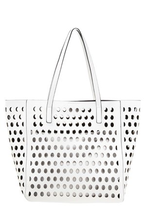 Biała torba na ramię z równomiernie rozmieszczonymi okrągłymi otworami oraz dwoma płaskimi paskami na ramię.