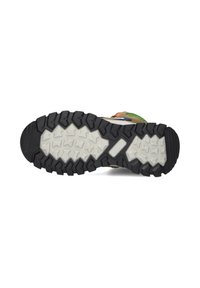 Trail sneaker met een robuuste zwarte rubberen outsole, textuur voor grip. Multi-kleurige bovenkant met groene, oranje en bruine accenten.