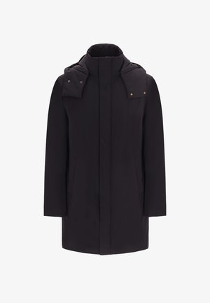 Cappotto imbottito nero con colletto alto, chiusura con zip, doppie tasche laterali e spalle decorate con bottoni a pressione dorati. Materiale impermeabile.