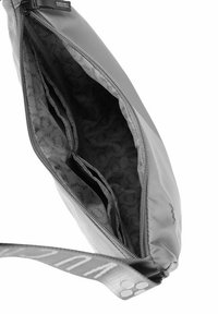 Šedá crossbody taška s hladkým povrchem, zipovým uzavřením a vzorovaným interiérem. Obsahuje více přihrádek pro organizaci.