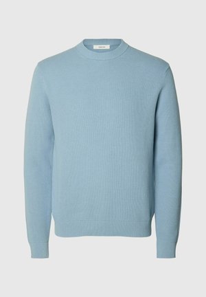 Maglione lavorato a maglia di un blu chiaro con scollatura rotonda e polsini a coste. Presenta un motivo testurizzato e una finitura liscia.