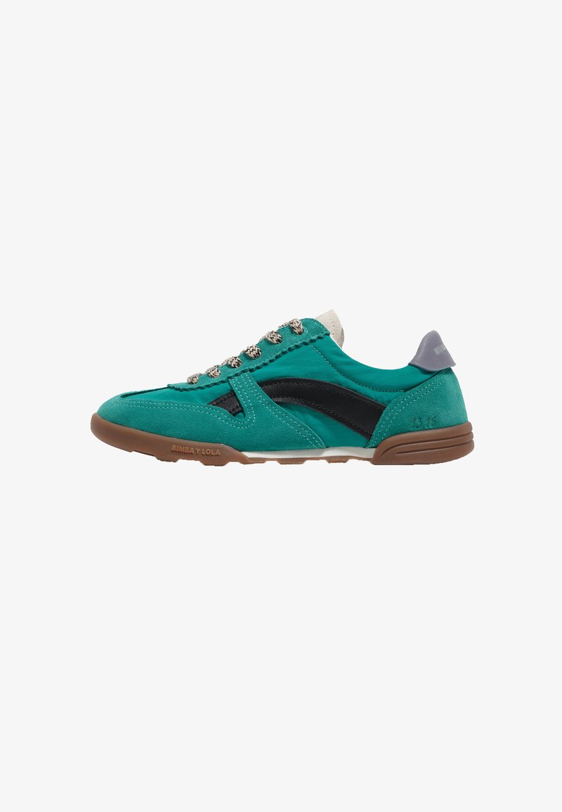 Zapatillas bajas con una parte superior de ante color teal, una franja lateral negra, cordones beige y una suela de goma marrón. Con un talón gris como acento.