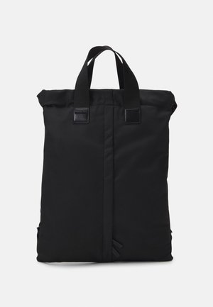 Zaino roll-top nero con manici piatti, realizzato in tessuto resistente. Dotato di tasche laterali e dettagli neri lucidi. Design semplice e geometrico.
