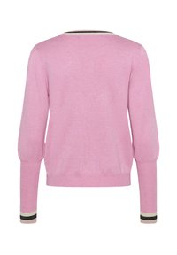 Rosa Pullover-Pullover mit langen Ärmeln, gerippten Bündchen mit schwarzen und cremefarbenen Streifen und einem einfachen, runden Ausschnitt. Weiche Stricktextur.