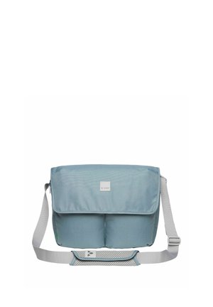 Lichtblauwe boodschappentas met klep aan de voorkant, twee vakken en verstelbare grijze schouderriem met gevoerd gedeelte.