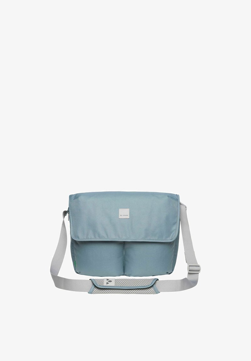 Sac messenger bleu clair avec rabat avant, double poche et bandoulière grise ajustable avec section rembourrée.