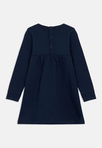 Abito a maniche lunghe blu navy con gonna plissée. Presenta un col rotondo e una chiusura a tre bottoni sul retro. Tessuto morbido e liscio.
