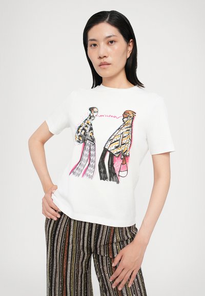 Vit bomull t-shirt med en grafisk tryck av två stiliserade figurer. Kort ärm och rund halsringning.
