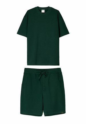 Zelené bavlnené tričko s krátkymi rukávmi a okrúhlym výstrihom, doplnené o zodpovedajúce zelené šortky s elastickým pásom a bočnými vreckami.