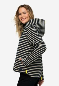 Veste à capuche rayée en polaire bleu marine et crème, avec des poches avant et des accents jaunes contrastants à l'ourlet. Coupe moderne et décontractée.