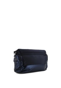 Borsa clutch con imbottitura navale, dotata di un esterno liscio, chiusura con zip e dettagli hardware laterali. Texture morbida con un design strutturato.
