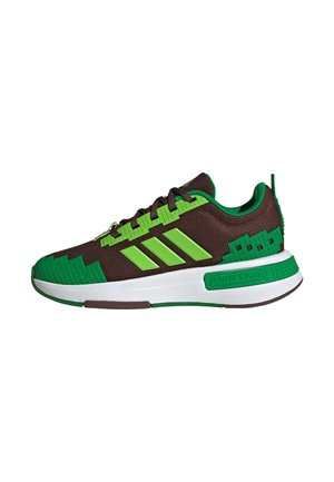 Baskets Adidas marron et vertes avec un design pixelisé Minecraft, trois bandes vertes, semelle blanche et accents verts.