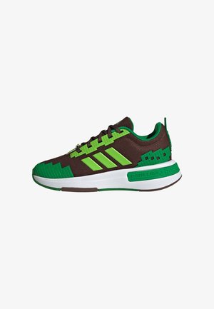 Baskets Adidas marron et vertes avec un design pixelisé Minecraft, trois bandes vertes, semelle blanche et accents verts.