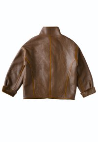 Bruine leren jas met een hoge kraag, voorzien van een gestructureerd oppervlak, contrasterende stiksels en met bont gevoerde manchetten. Kort model met een gestructureerde vorm.