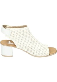 Sandales à talons ouvertes blanches avec une texture tissée, semelle beige et une sangle blanche pour la cheville. Le design à talon bloc ajoute de la stabilité.