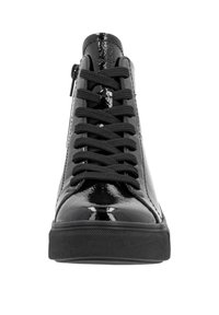 Baskets en cuir verni noir avec une pointe ronde, des lacets texturés noirs et une fermeture éclair sur le côté. Dotées d'une semelle en caoutchouc avec une finition lisse.