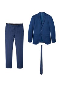 Completo blu navy composto da un blazer aderente con due bottoni, pantaloni abbinati e una cravatta sottile, il tutto realizzato in un tessuto liscio con una texture sottile.