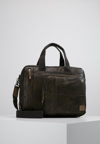Braune Leder-Laptoptasche mit doppelten oberen Griffen, abnehmbaren Schulterriemen, vorderer Reißverschlusstasche und dezenten Steppnähten.