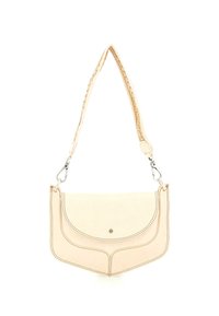 Borsa a mano in pelle beige con design curvo, cuciture a contrasto e una singola tracolla intrecciata. Presenta una chiusura in argento e bordi arrotondati.