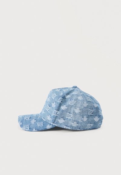 Casquette en denim bleu clair avec un motif répétitif de logos. Design structuré avec une visière courbée et des détails de couture.