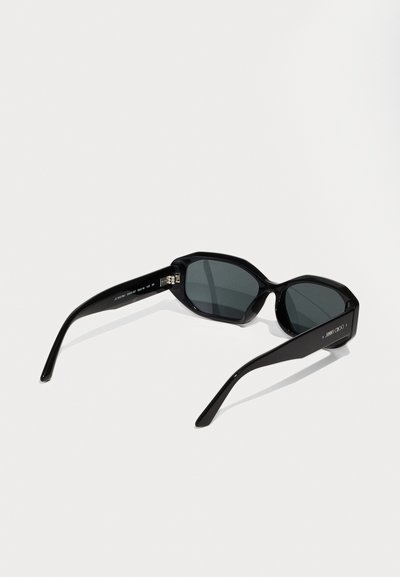 Occhiali da sole neri con un design geometrico, lenti scure, finitura lucida e aste larghe con un sottile dettaglio di branding.
