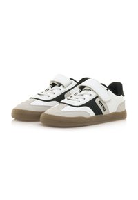 Weiße und schwarze Sneakers mit einem Obermaterial aus Wildleder und Leder. Ausgestattet mit einem Klettverschluss, Schnürsenkeln und einer Gummisohle. Für den Freizeitgebrauch konzipiert.