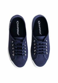 Sneakers in tela navy con suole in gomma bianca e sei fori per i lacci. Presentano lacci, collo imbottito e logo sulla soletta, con una texture liscia in tutto il prodotto.