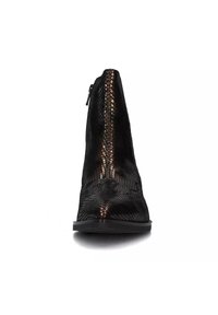 Stivale nero alla caviglia con motivo in pelle di serpente testurizzata e zip laterale, mostrato frontalmente su uno sfondo bianco.