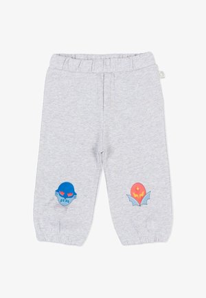 Pantaloni a vita elastica grigio chiaro con grafiche di maschere rosse e blu sulla gamba sinistra e design di fiamme e ali di pipistrello rosse e blu sulla gamba destra.
