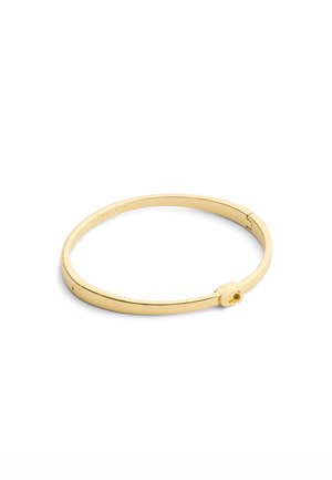 Goldfarbener Metallarmreif mit schlankem, rundem Design. Verfügt über einen sicheren Verschluss mit einem kleinen, kreisförmigen Akzent. Glatte Oberfläche.