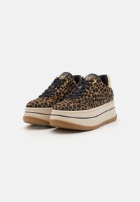 Baskets compensées à imprimé léopard avec lacets noirs, semelle extérieure en caoutchouc beige et accents dorés. Texture douce et design à semelle empilée pour plus de hauteur.