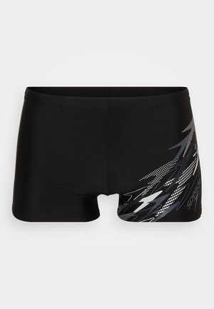 Μαύρα σορτς κολύμβησης από ελαστικό υλικό, με διαγώνιο γραφικό σχέδιο σε γκρι και λευκό και λογότυπο στη μία πλευρά.