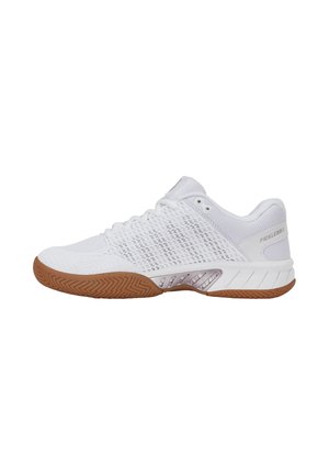 Zapatilla deportiva blanca con suela marrón texturizada, parte superior de malla y texto "Pickleball" en el talón, diseñada para deportes en pista cubierta.