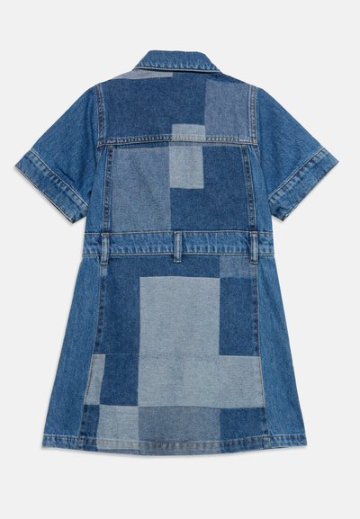 Φόρεμα από τζιν με κοντά μανίκια και σχέδιο patchwork σε διάφορες αποχρώσεις του μπλε, με ραμμένες θηλιές ζώνης στο πίσω μέρος.