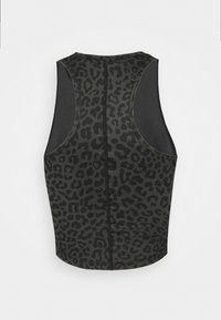 Mouwloos crop top in zwarte stof, voorzien van een luipaardprint patroon. Gladde textuur, ronde halslijn en een aansluitende snit aan de achterkant.