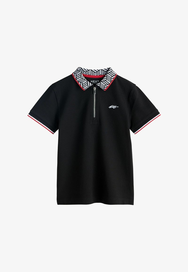 Polo noir à manches courtes avec col noir et blanc à motif, bordure rouge sur le col et les manches, fermeture éclair à l'avant et logo blanc brodé sur la poitrine.