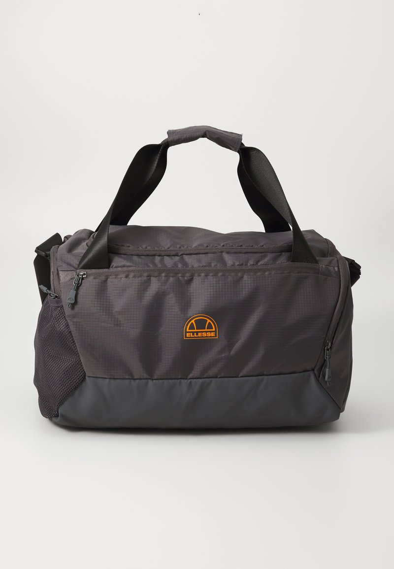 Sac de sport en tissu gris foncé avec une texture lisse, présentant un fond noir contrastant, des poignées supérieures et un logo orange sur le devant.