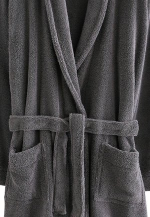 Mørkegrå badekåbe lavet af tekstureret frotté, med sjalskrave, frontlommer og en båndlukning.